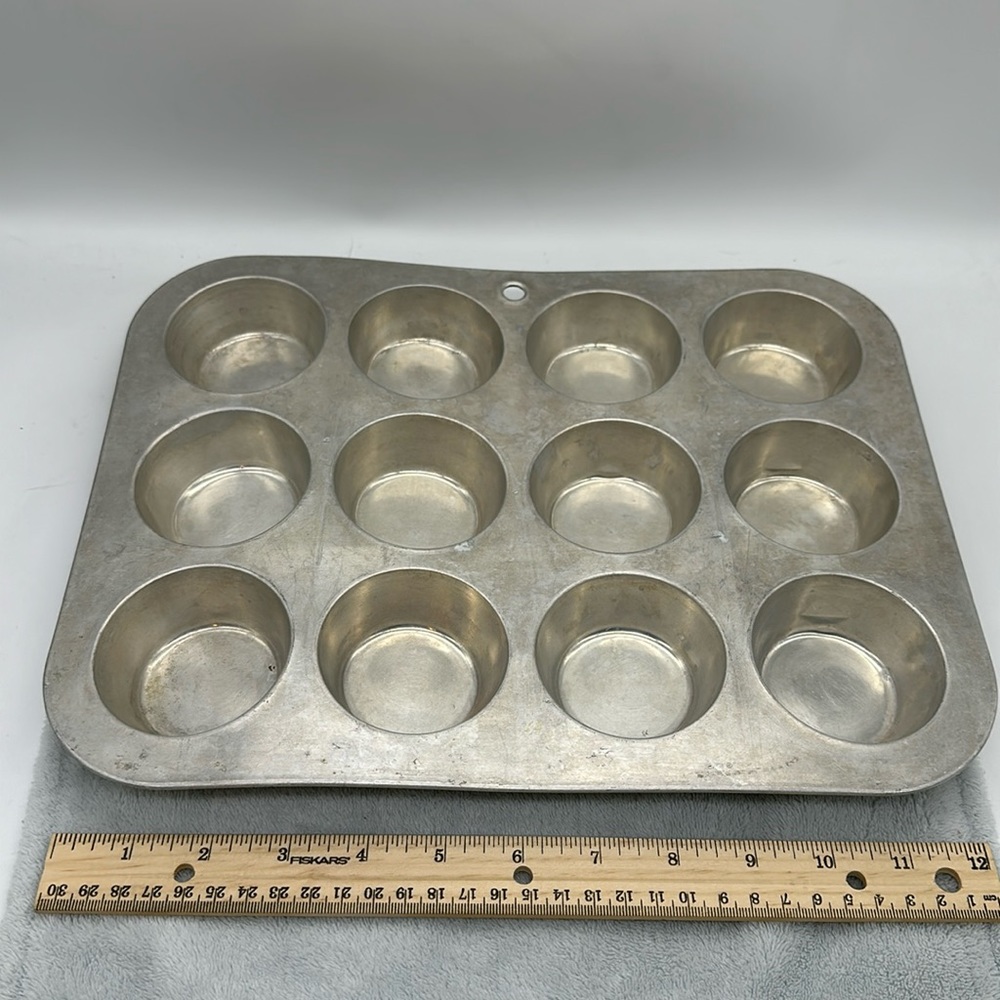 Muffin-Cupcake Vintage Pan Aluminum 12slots/Regular Size